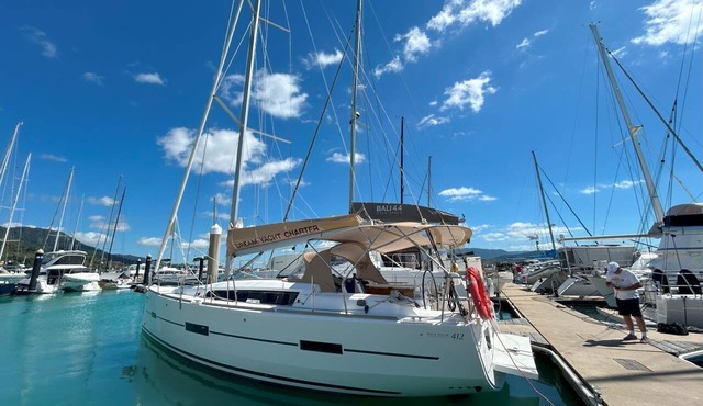 Sun-Kissed Sailing Adventure in Gran Barrera de Coral from Playa Airlie, Queensland