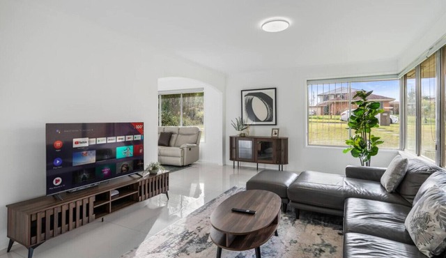 Sunnybank Dual Stay: 4BR Home + Studio, Sleeps 12