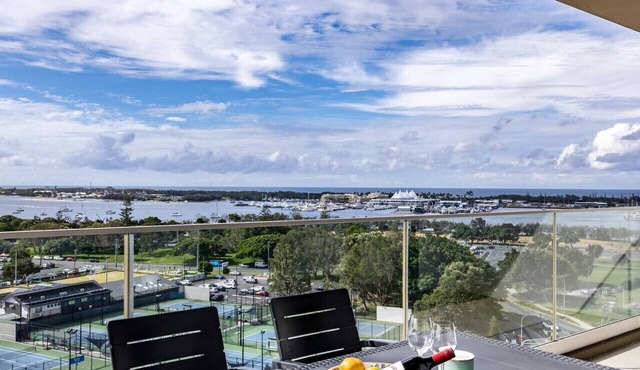 Sweeping Ocean view! Apt w/Capark & rooftop pool