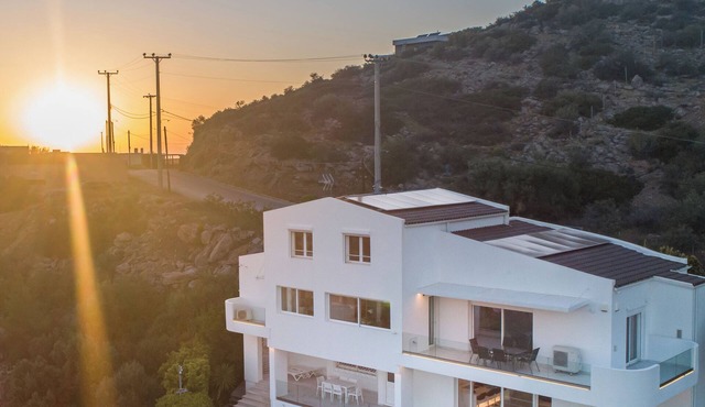 Terrific 4-bedroom villa with 2pools in lovely Saronida