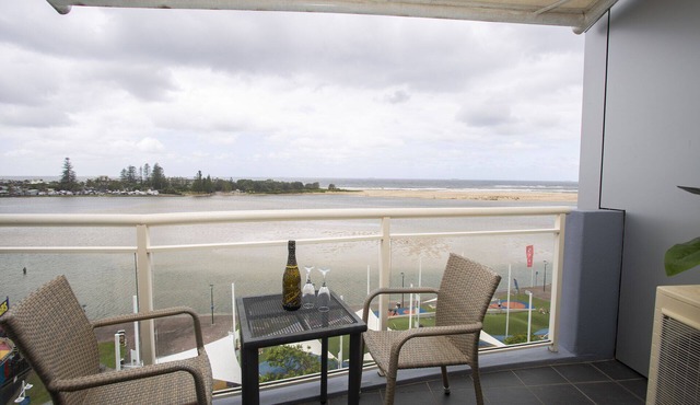 THE OAKS WATERFRONT APARTMENT