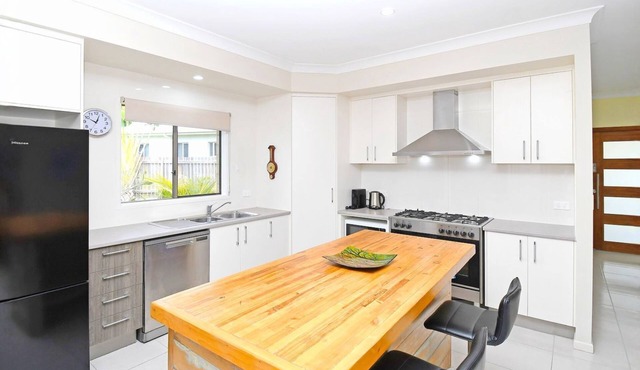 The Seahaven - Modern 5 Bedroom Family Home Close to Beach