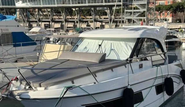 This boat accommodation features two separate bedrooms, a fully equipped kitchenette with a refrigerator and stovetop, and one bathroom. Towels and bed linen are provided for your stay.