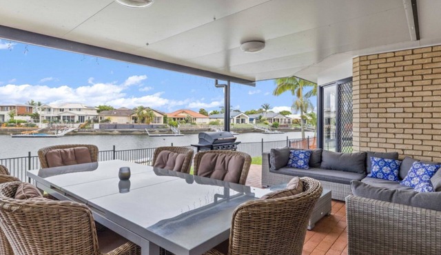 Tranquil Canal Front Holiday House