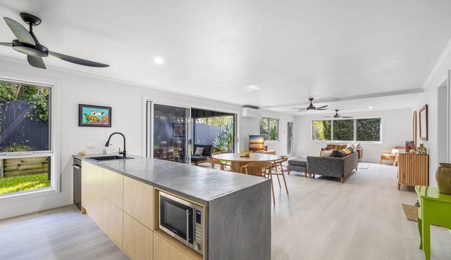 Trendy 2-Bed Home with Outdoor Entertainment