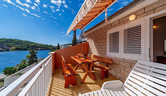 Two bedroom apartment with terrace and sea view Brna, Korčula (A-10057-b)