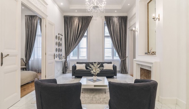 Ultra Luxurious Central 2 Bedroom apartment with AC by the Basilica