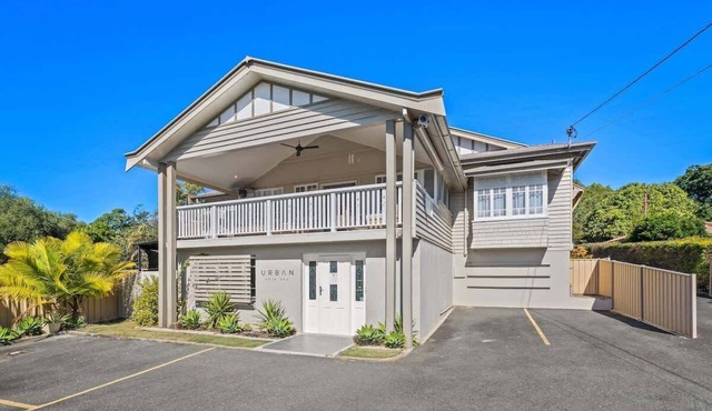 Urban Getaway Whole Home - 6BR/5BA, Sauna, Ipswich