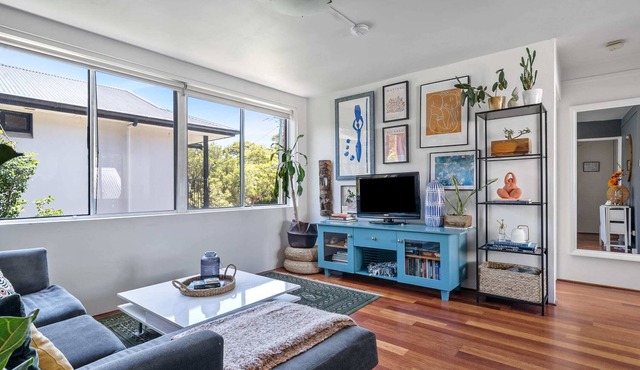 Vibrant Beachside Retreat: 2BR Unit in Freshwater