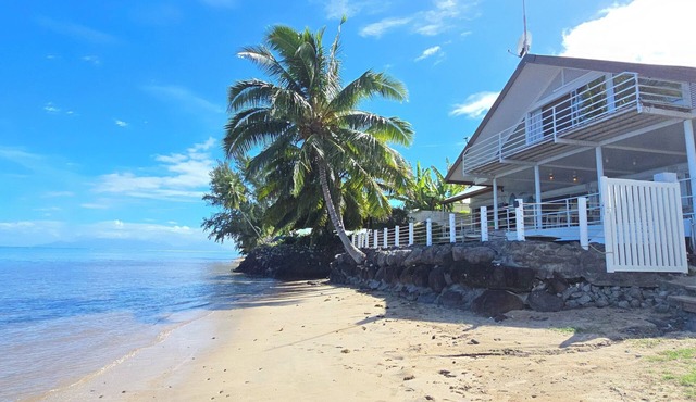 Villa Azura | Edge of lagoon and beach, view of Moorea