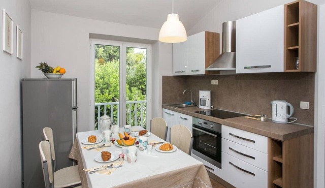 Villa Mirjana - Two Bedroom Apartment with Balcony and Sea View (Sunce)