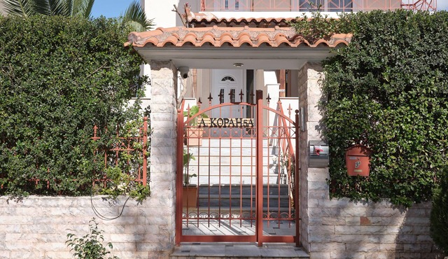 Voula Riviera Stylish Maisonette with Lush Garden, Near-Beach! in Vari - Voula - Vouliagmeni