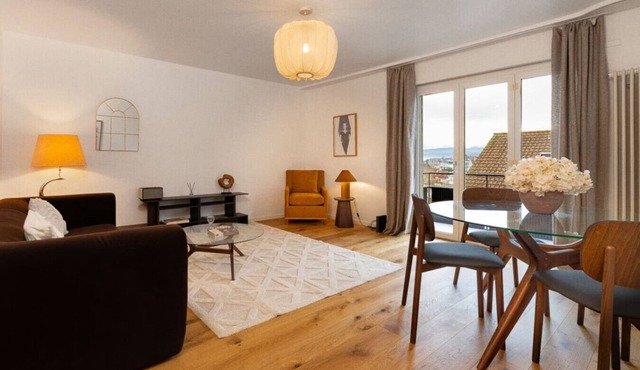 Warm, cosy 2-BR with balcony & parking · Kilchberg