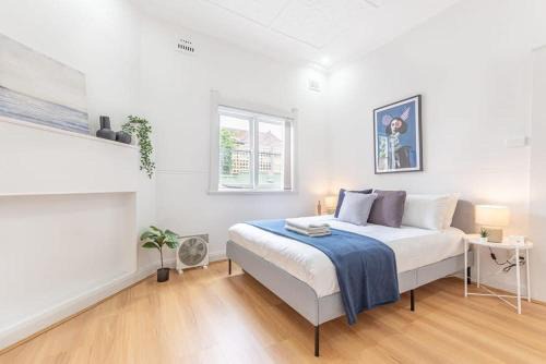 Well-Located Double Room Near Eastwood Station - Shared Bathroom and Kitchen