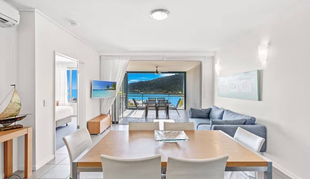 Whitsunday Oceans! Infinity Pool, Restaurant, Gym, Spa bath and Coral Sea View!