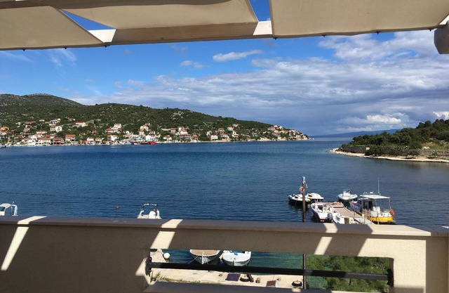 Idyllically situated flat "Pika" directly by the sea in Vinišce