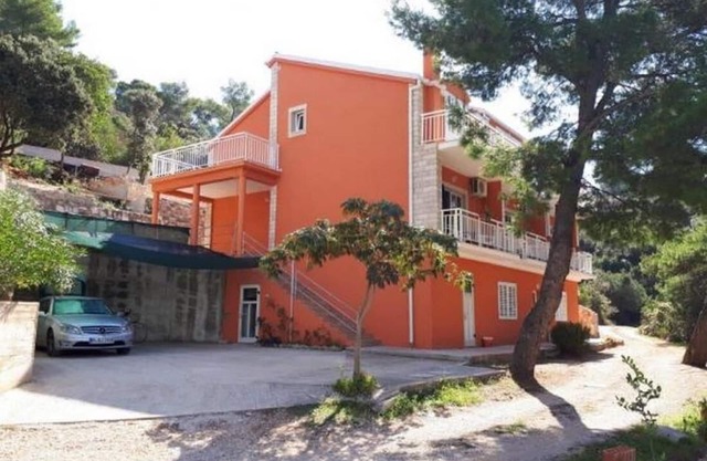 One bedroom apartment near beach Brna, Korčula (A-9159-b)