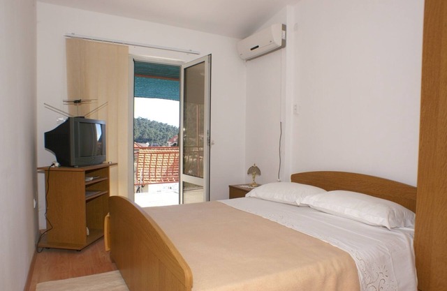 Three bedroom apartment with terrace and sea view Brna, Korčula (A-4333-b)