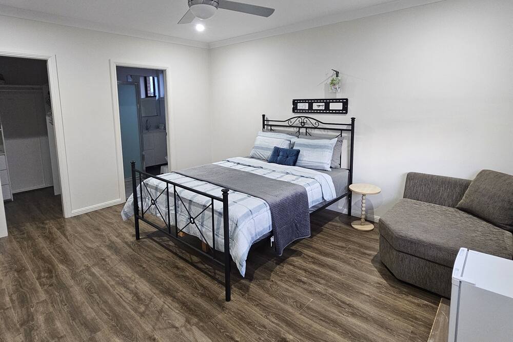Guildford House | Room with private bathroom available in homestay.