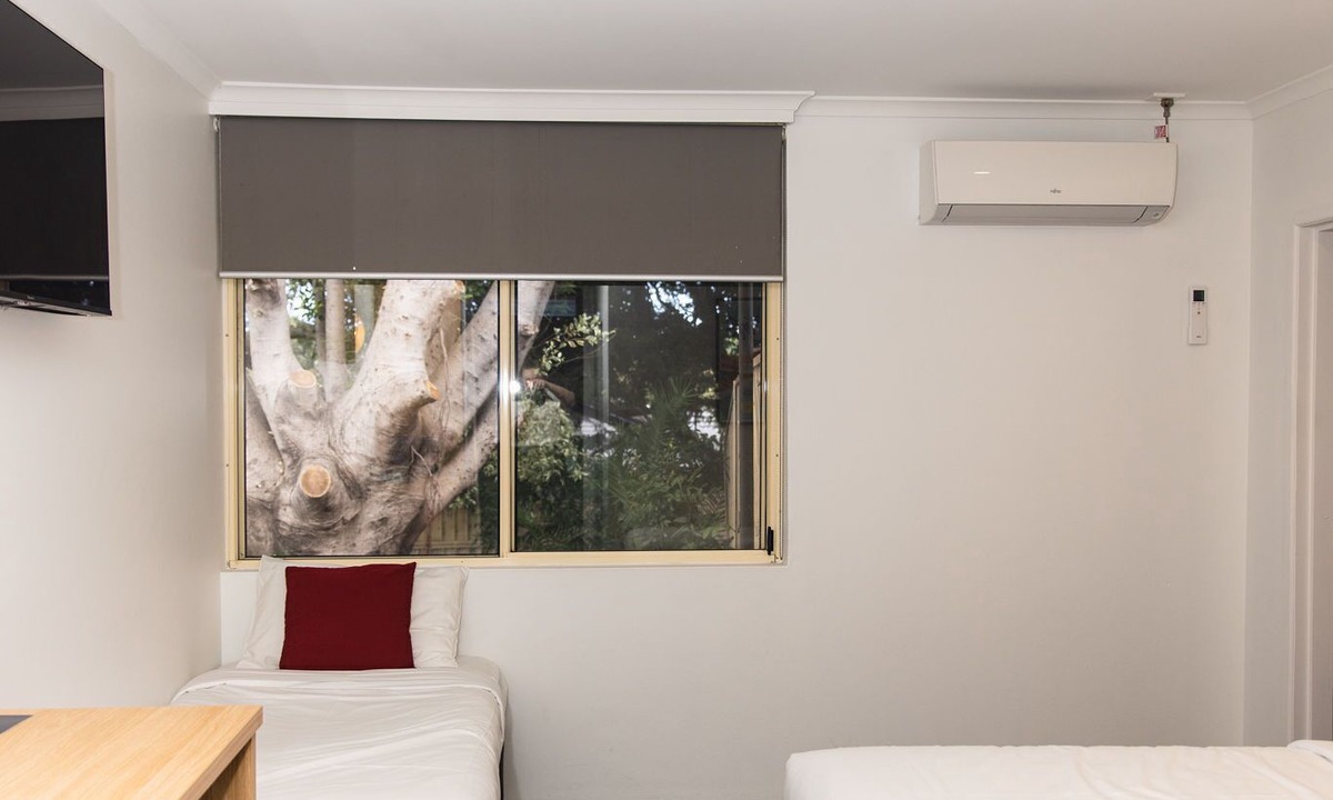 Oak Flats Hotel | Lakeview Hotel Motel