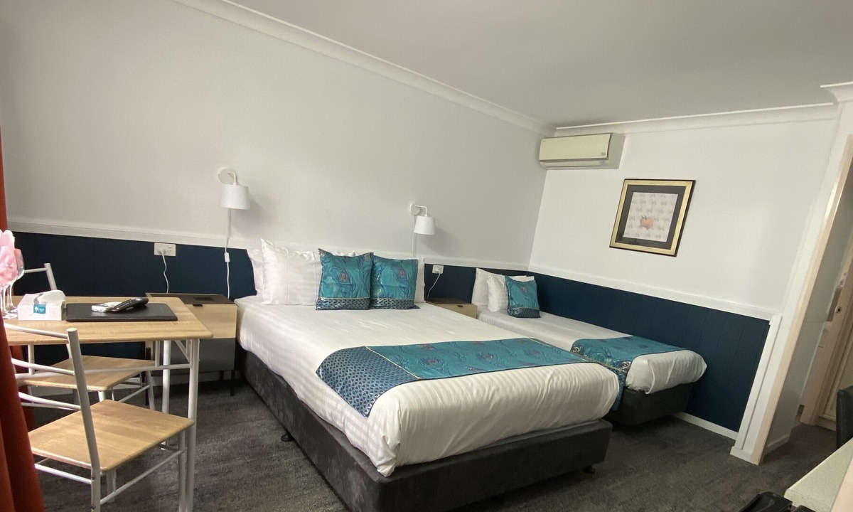 Warwick Hotel | Centre Point Mid City Motor Inn