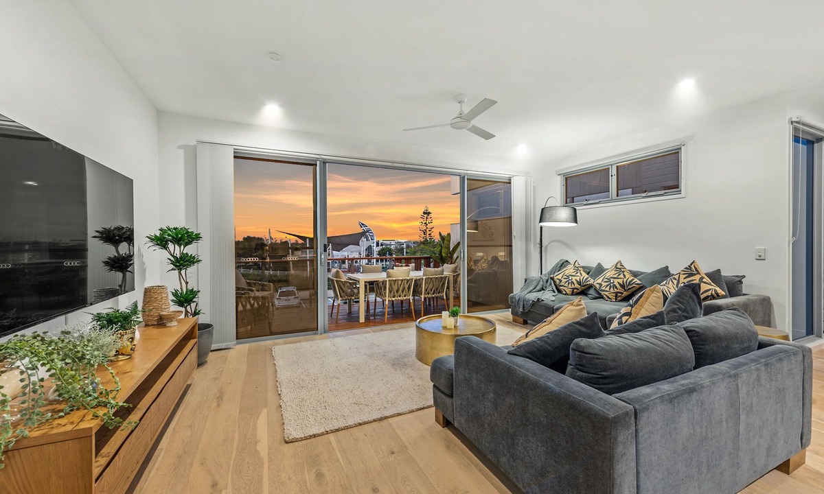 Newport Apartment | "Villa on Newport Lake" - Newport Q 4020