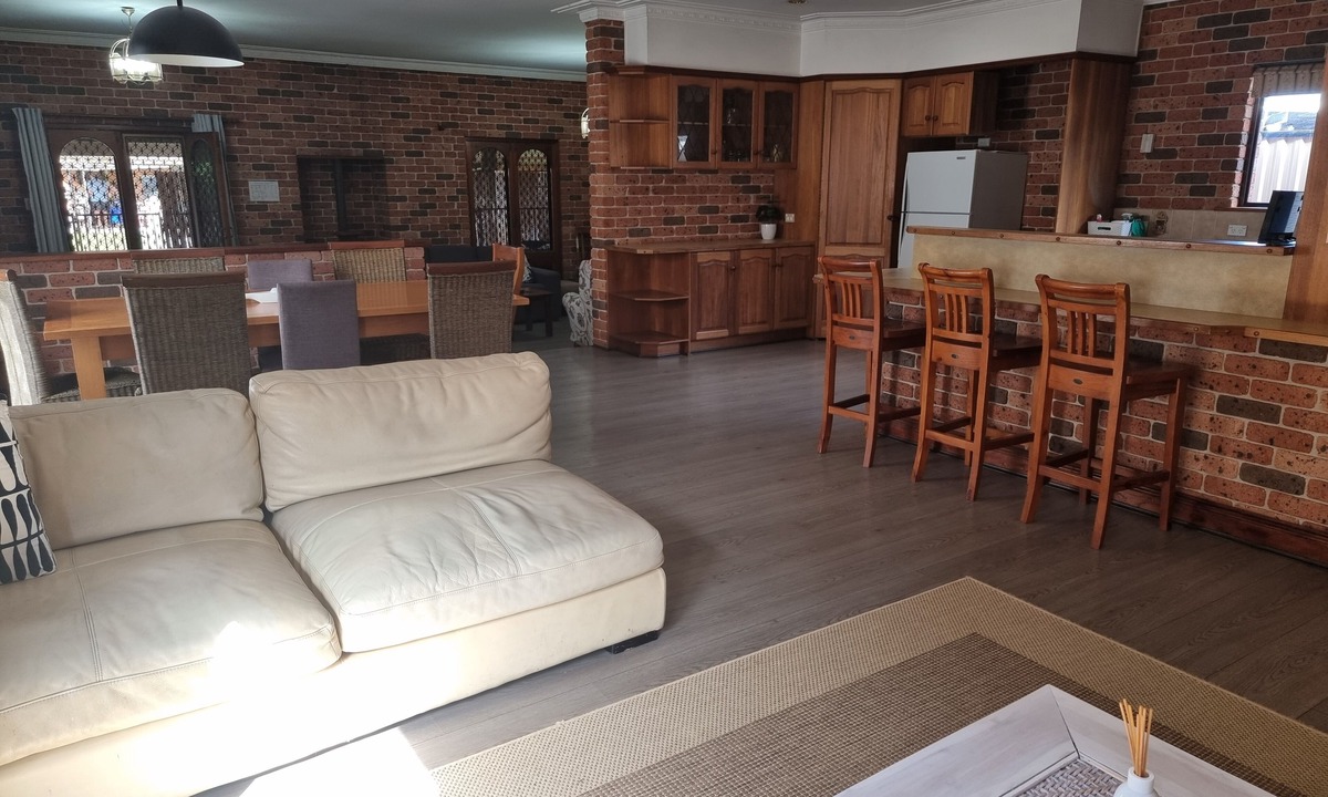 Bass Hill House | Pet FriendlynLarge 3 Bedroom House n2 Living AreasnEnsuite & Outdoor Areas
