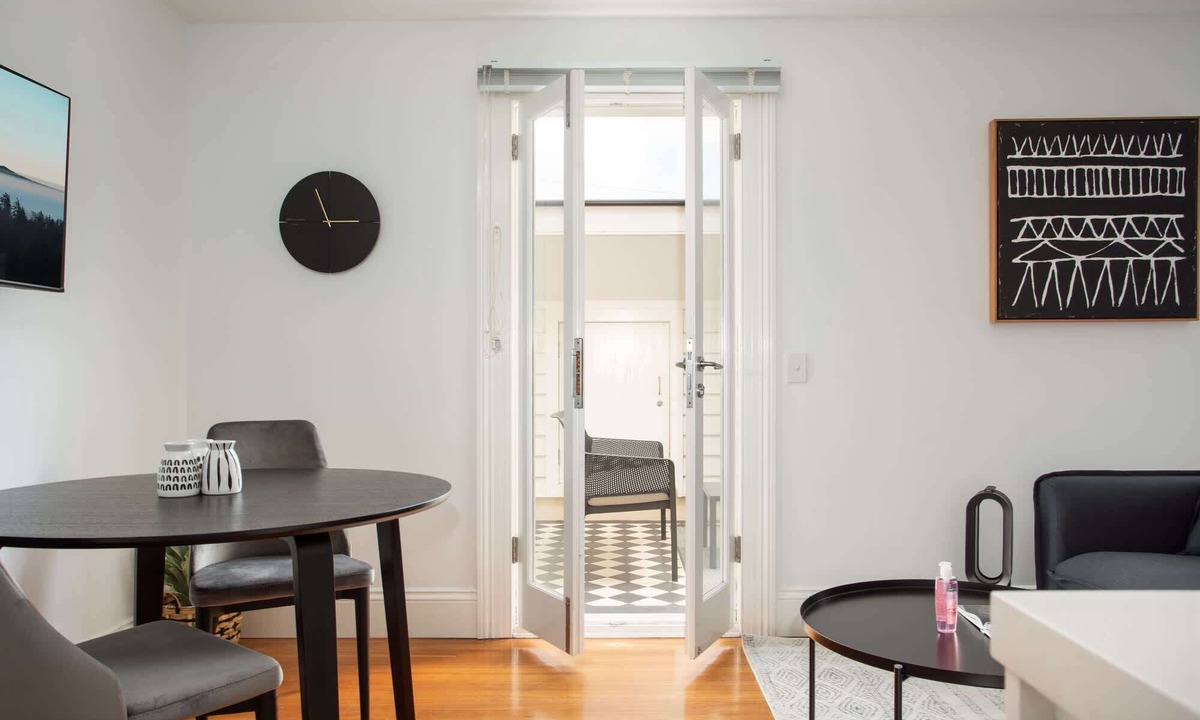 Lewisham Apartment | Stunning Studio with Alfresco Terrace near Trains