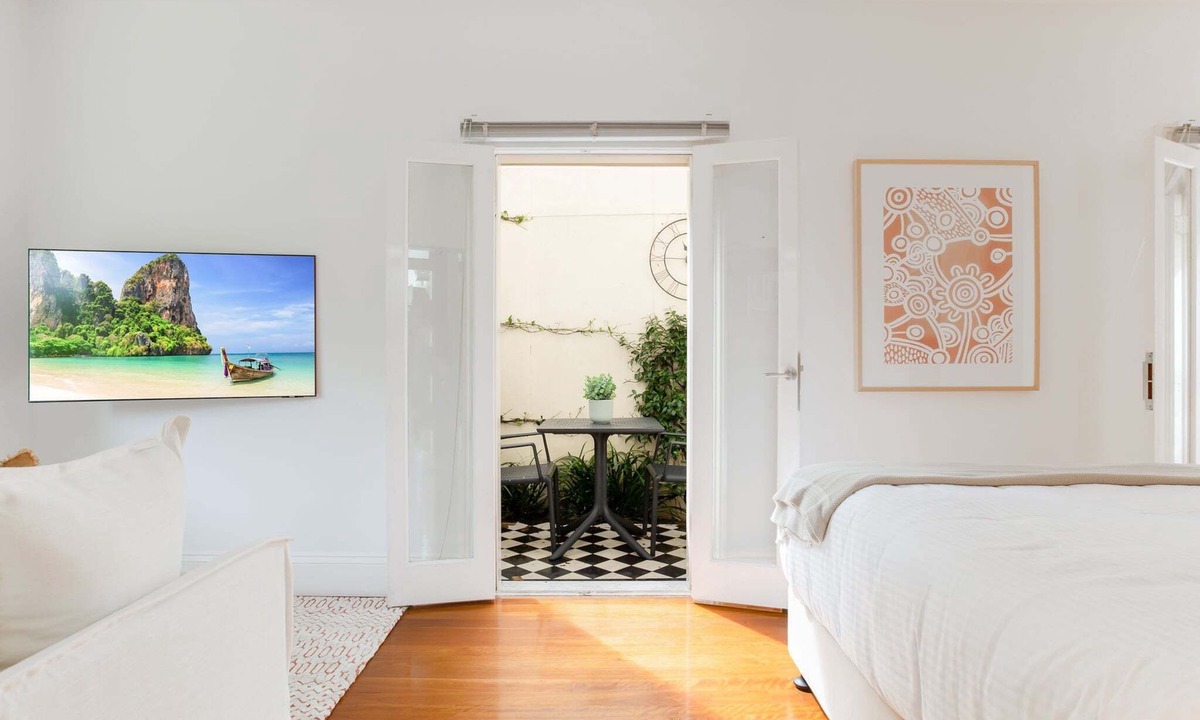 Lewisham Apartment | Cosy Inner West Studio with Courtyard