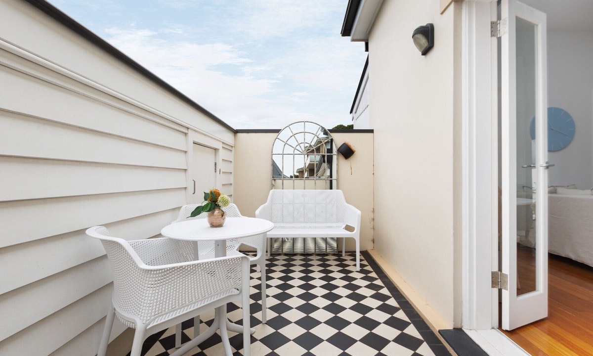 Lewisham Apartment | Executive Studio With Patio Near Trains