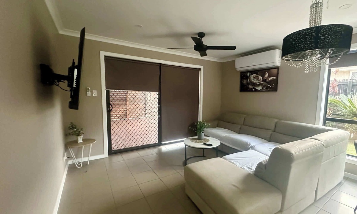 Redbank Plains House | Spacious House in Redbank Plains