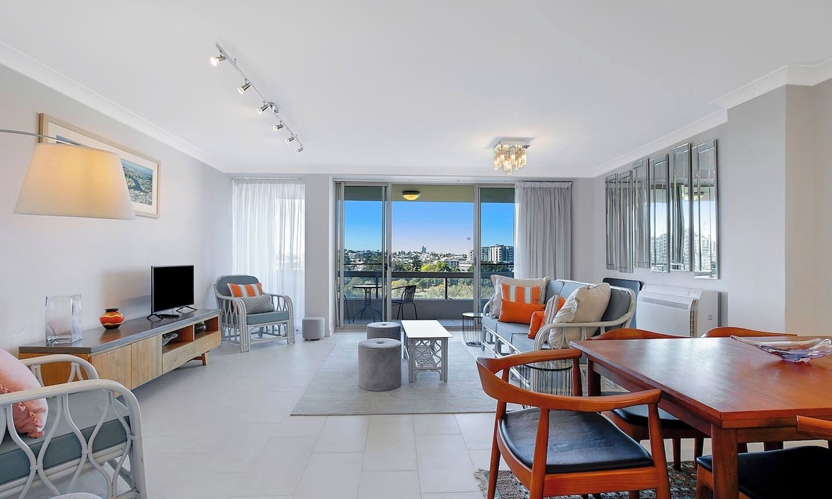 Auchenflower Apartment | Riverside Terrace Inner city Retro chic with Pool
