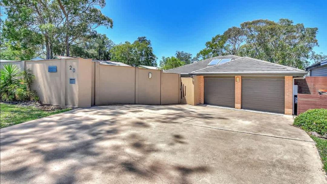 Lake Munmorah House | ChrisTony 3 Bdrm Waterfrnt Cottage