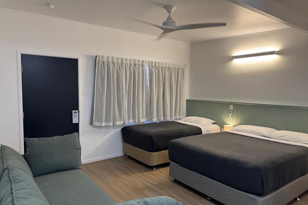 Bowen Hotel | Pearly Shell Motel