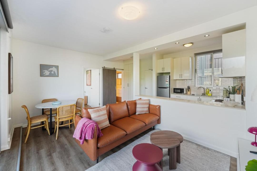 Bondi Beach Apartment | Sunny 2BR Balcony 200m to Bondi Beach Hall St