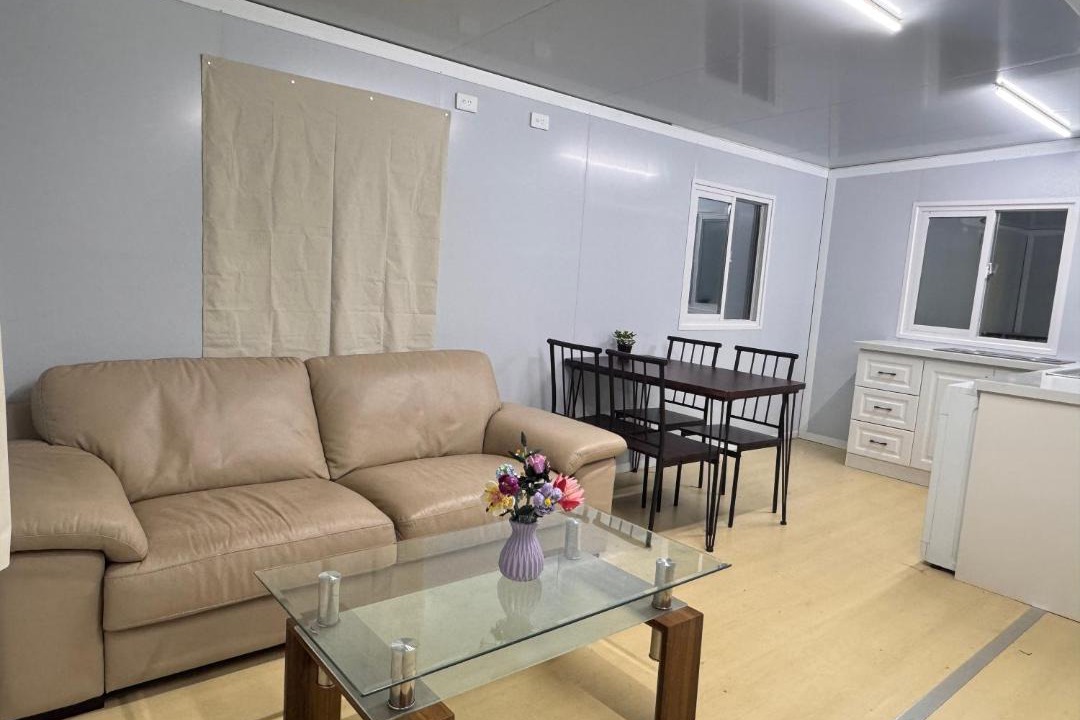 Mulgrave Apartment | Beautiful 2 bedroom Tiny House Walk to Station
