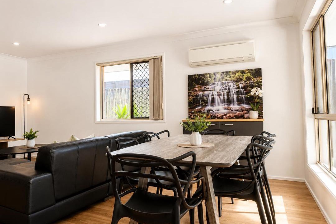 Upper Mount Gravatt House | Mt Gravatt Affordable 4BR Family Home, Sleep 8