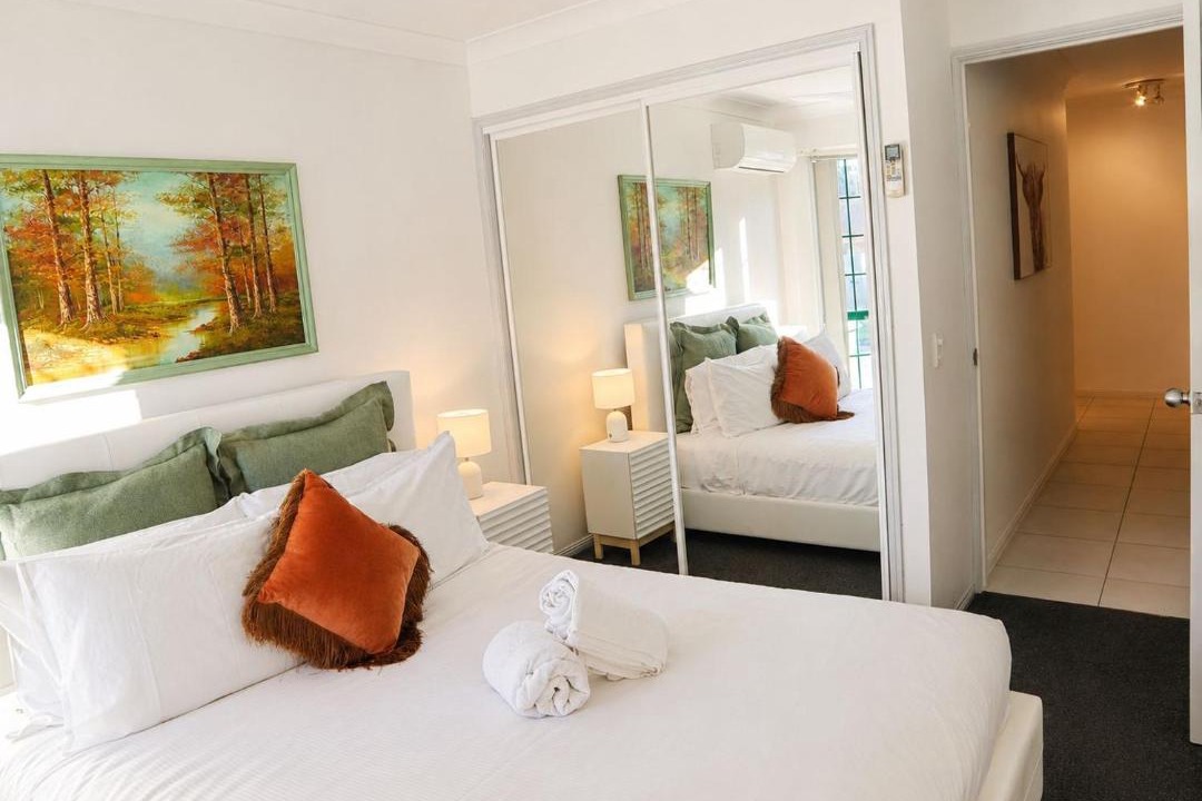Helensvale House | 2BR Retro Luxe Family Hideaway