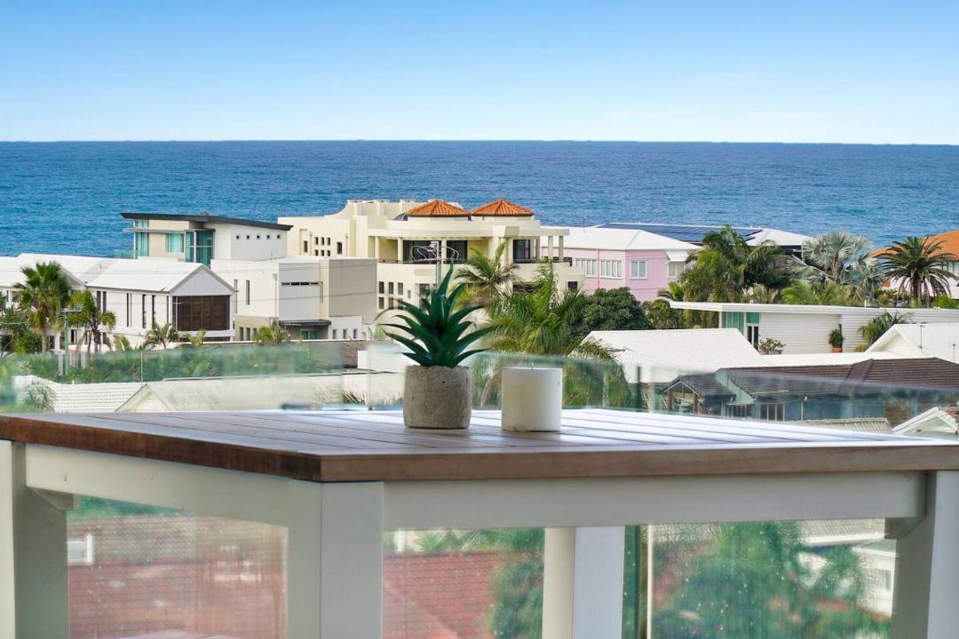 Mermaid Beach Apartment | Little Mermaid - Beachside Stay with Ocean Glimpses