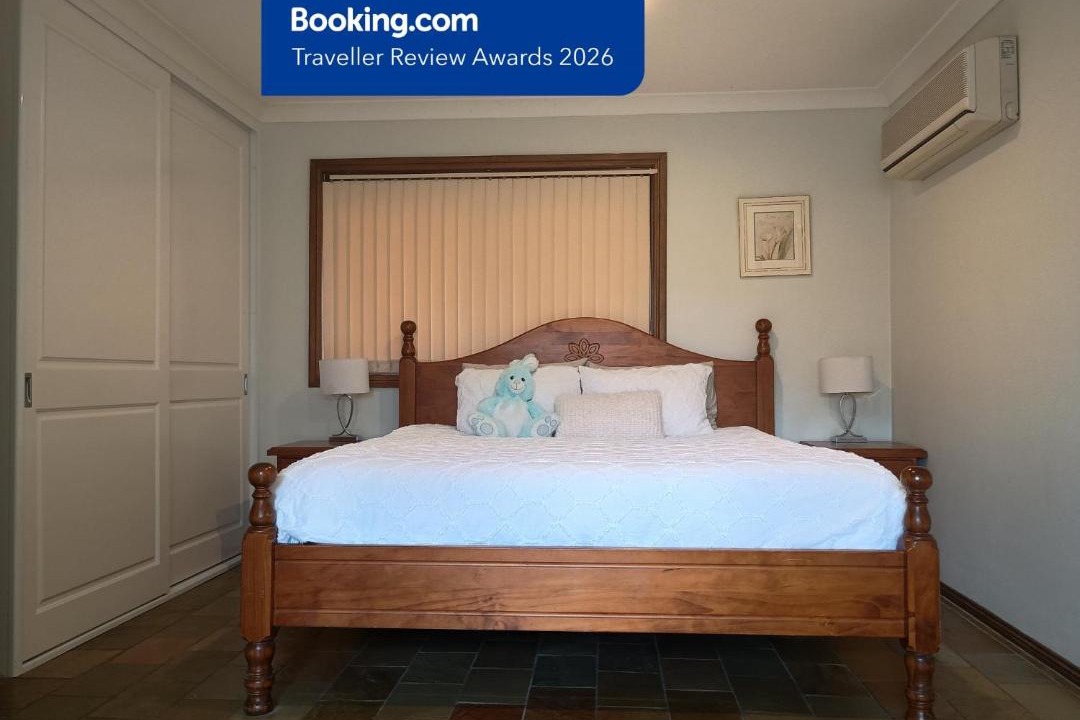 Baulkham Hills House | Baulkham Hills Deluxe King Room with Ensuite, Private Access & Air Con