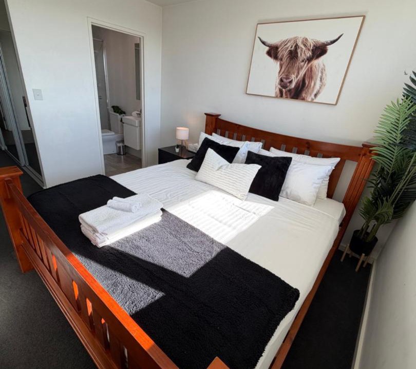 Homebush Hotel | Stylish Escape near DFO and Sydney Olympic Park