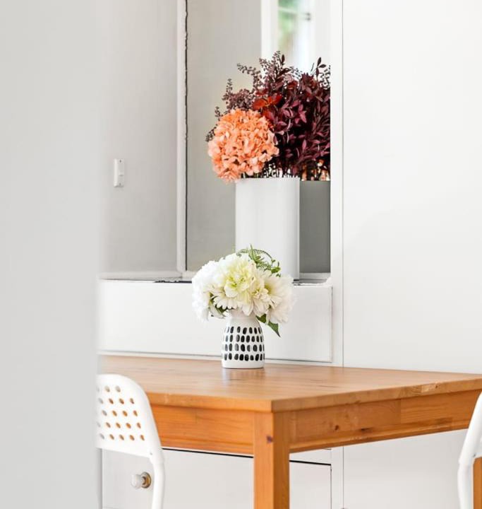 Killara House | Stylish Double Room - Seconds to Transport & Shops - Shared Bathroom