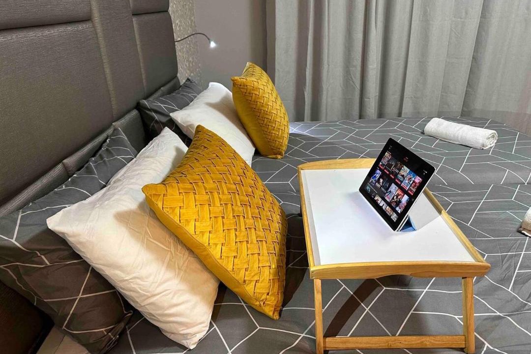 Marsfield House | Work and Unwind Retreat King Bed Love Heart Hot Tub for 2 Game Room Cinema on the bed 500Mbps WiFi Ideal for Business Couples and Special Events