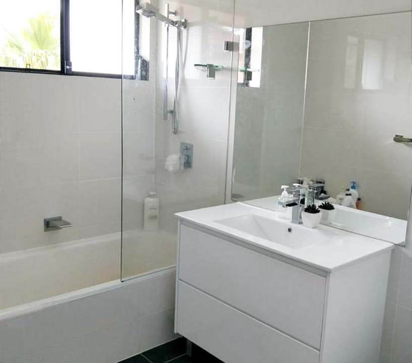Glenfield House | Lovely Queen Room + TV +Wifi FREE Parking Pet Friendly