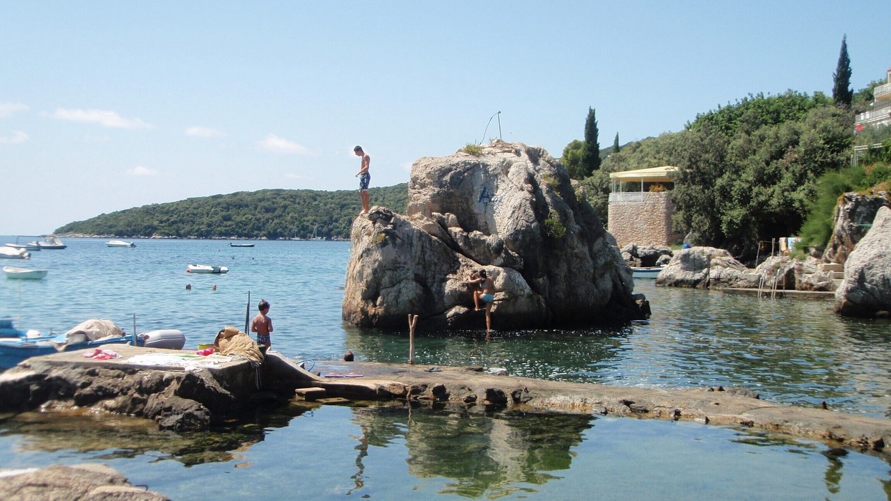 Photo of Others in Molunat