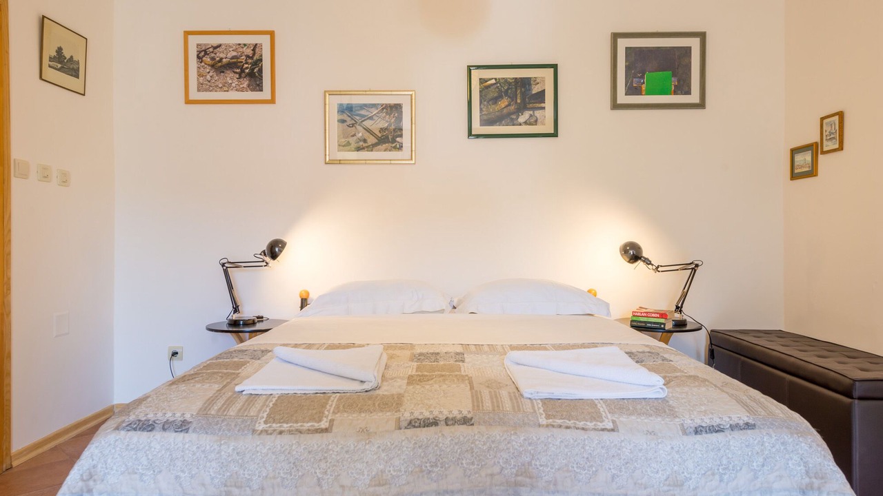 Photo of Bedroom in Pile