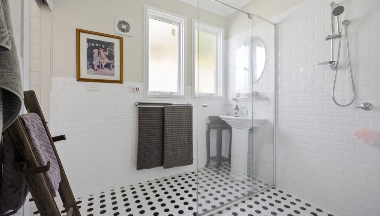 Photo of Bathroom in Milsons Passage