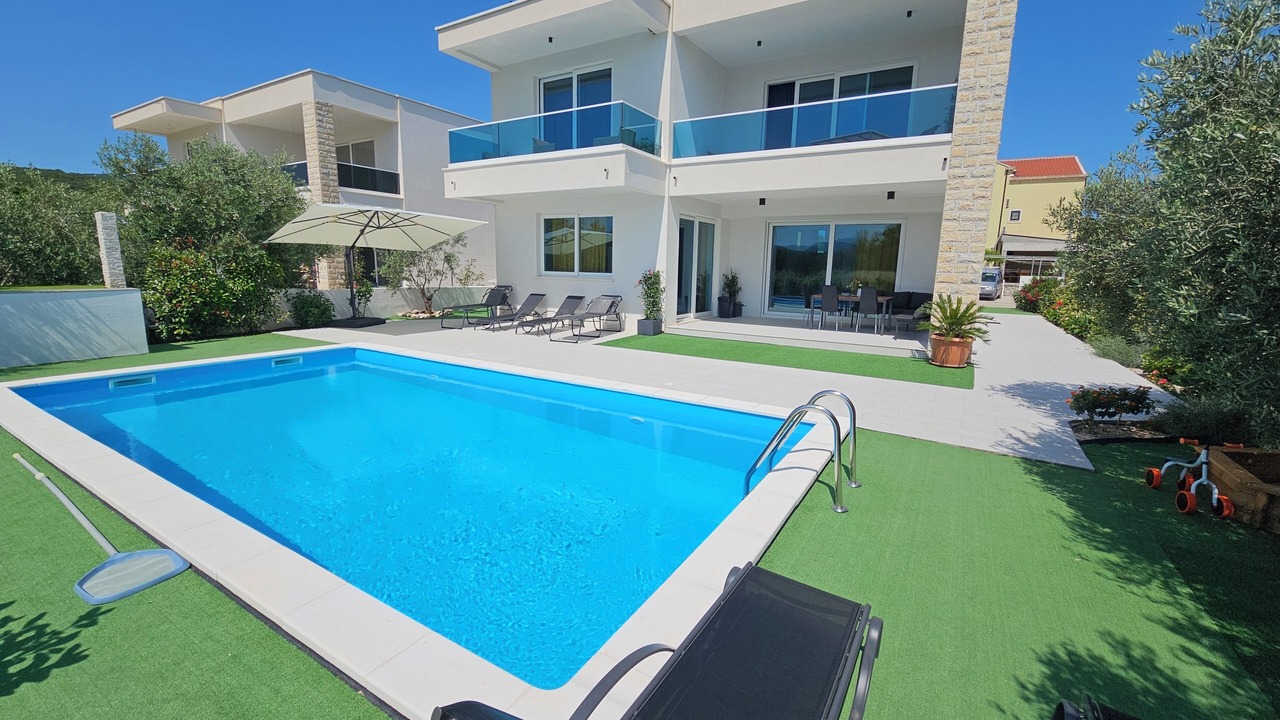Photo of Outdoor in Blace
