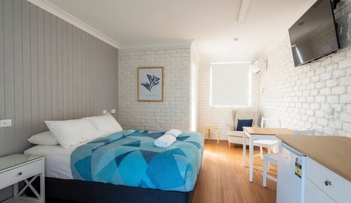 Standard Queen Room 1