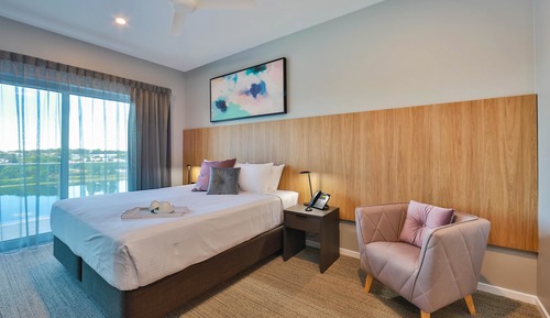Executive Suite, 1 King Bed, Balcony, Lake View